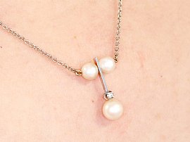 unusual pearl necklace wearing