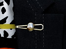 1940s gents tie clip wearing