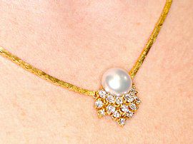 Pearl Pendant Necklace Wearin