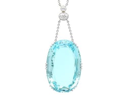Oval Aquamarine Pendant Necklace in Gold