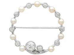 Circular Brooch with Pearl and Diamonds for Sale