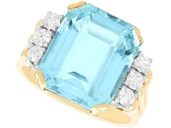10 Carat Aquamarine Ring in Yellow Gold