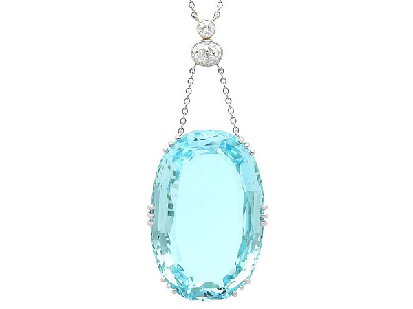 Oval Aquamarine Pendant Necklace in Gold