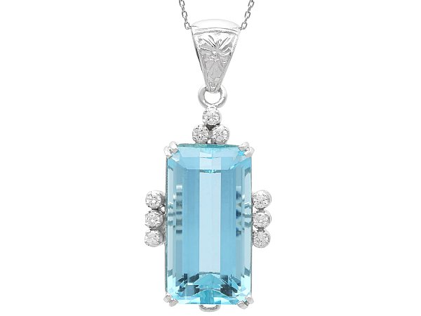 14 Carat Aquamarine Pendant Necklace in White Gold