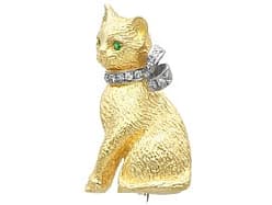 Emerald, 0.20ct Diamond and 18ct Yellow Gold Cat Brooch - Vintage (1972)