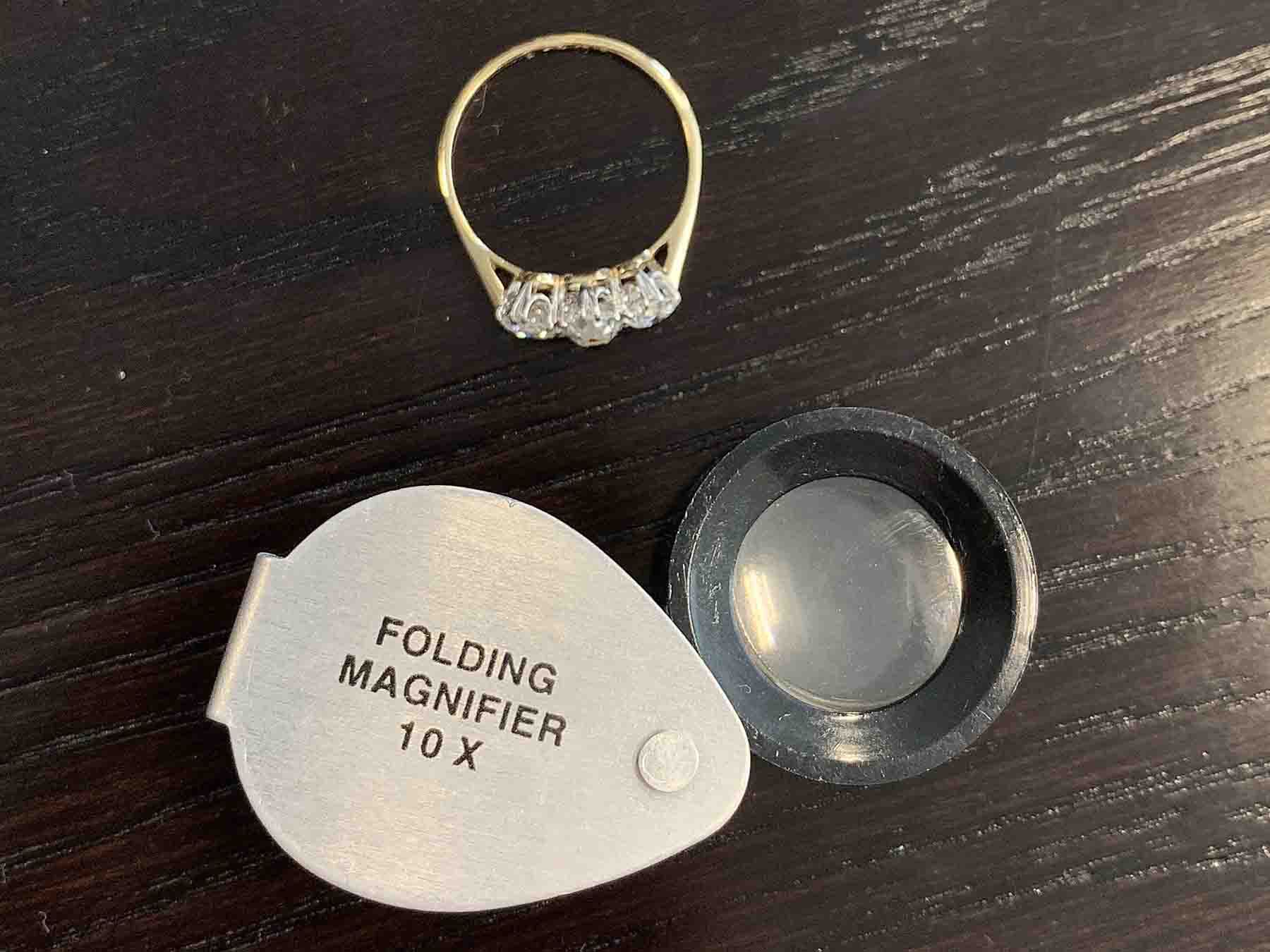 how to use a jewellers loupe
