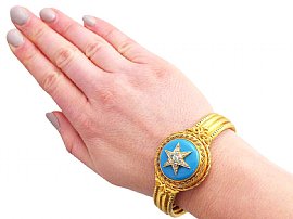 Turquoise Jewellery Set in Gold on wrist