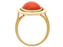 Vintage coral ring in 14 carat Yellow Gold 