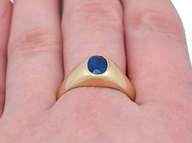 1950s vintage gold sapphire ring wearing