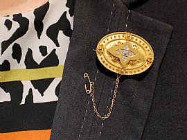 Victorian Gold Locket / Brooch Wearing