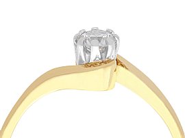 Twist Solitaire Ring in 18k Gold