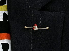 cockerel bar brooch wearing