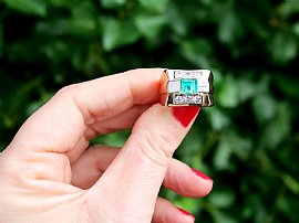 Vintage Emerald Gold Ring side view close