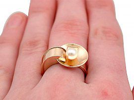 Vintage Rose Gold Pearl Ring Finger