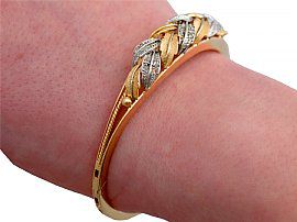 18ct Gold Bangle with Diamonds Finger