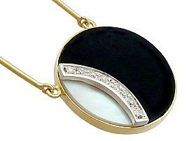 Vintage Onyx Pendant in Yellow Gold
