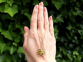Peridot Pendant with Pearls outside
