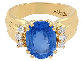 sapphire ring in yellow gold 