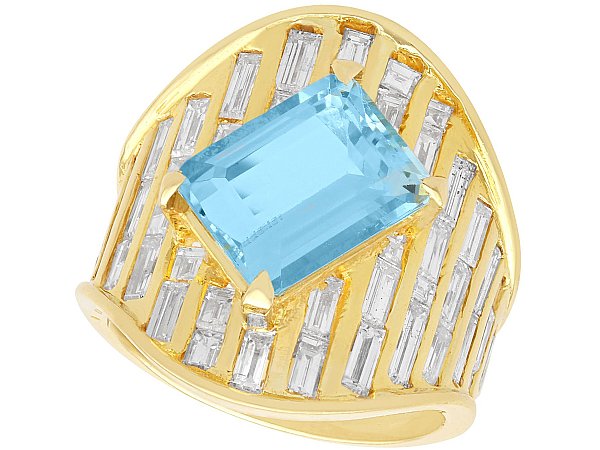 Aquamarine and Diamond Ring in Yellow Gold 