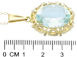 Oval Pendant with Aquamarine