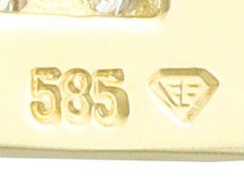 Vintage Black Onyx Brooch/Pendant in Gold Hallmarks 